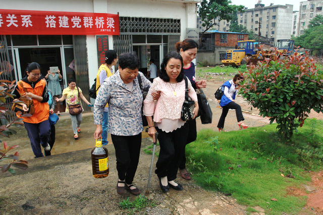 「正能量」东林慈护行走社区关爱老人送温暖