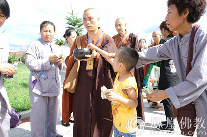 「佛教」伊春天龙禅寺举行托钵乞食法会,踏上解脱之路.