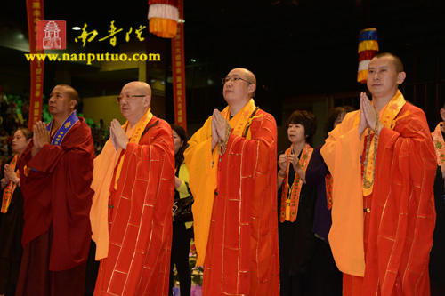 「佛教」庆祝澳门回归十五周年祈福法会圆满闭幕万人传灯祈福 「佛教」庆祝澳门回归十五周年祈福法会圆满闭幕万人传灯祈福