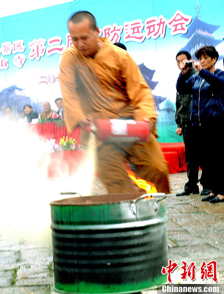 「佛教」江苏寒山寺举办第二届消防运动会 僧侣与民众同场竞技