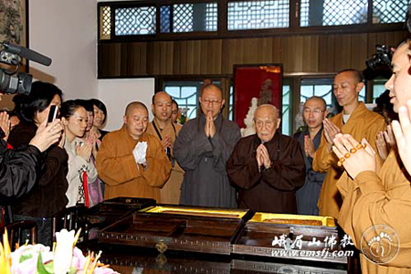 「峨眉山」梦参长老一行朝礼峨眉山金顶华藏寺、万年寺（图）