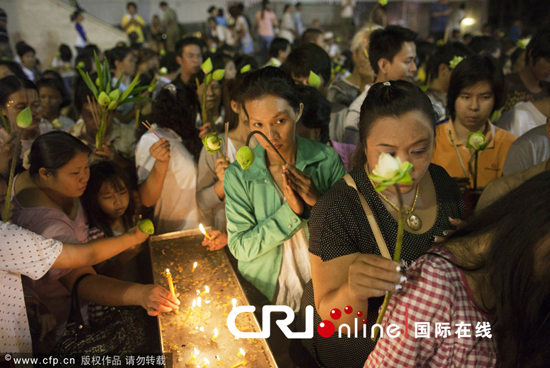 「僧侣」泰国举办宗教活动纪念万佛节 各寺庙和信众虔诚礼佛