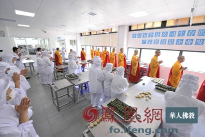 上海玉佛禅寺举行2013净素月饼洒净开炉仪式