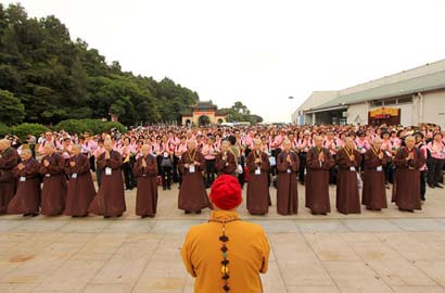 「佛教」心道法师率众参访洛迦山 绕塔共修大悲咒