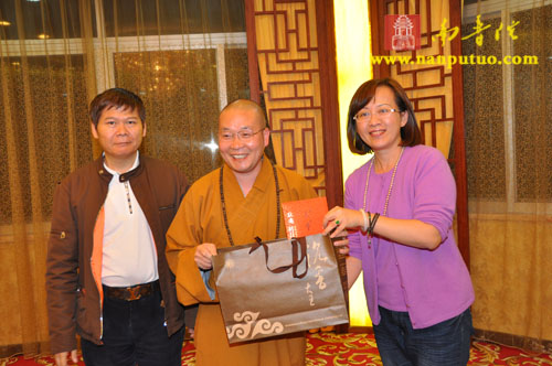 「佛教」新加坡佛牙寺方丈法照大和尚、台湾中国佛教理事会心茂大和尚一行来访南普陀寺