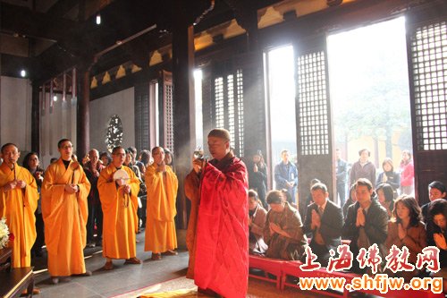 「泰国国王」泰国驻上海大使在龙华古寺为泰国国王祈福