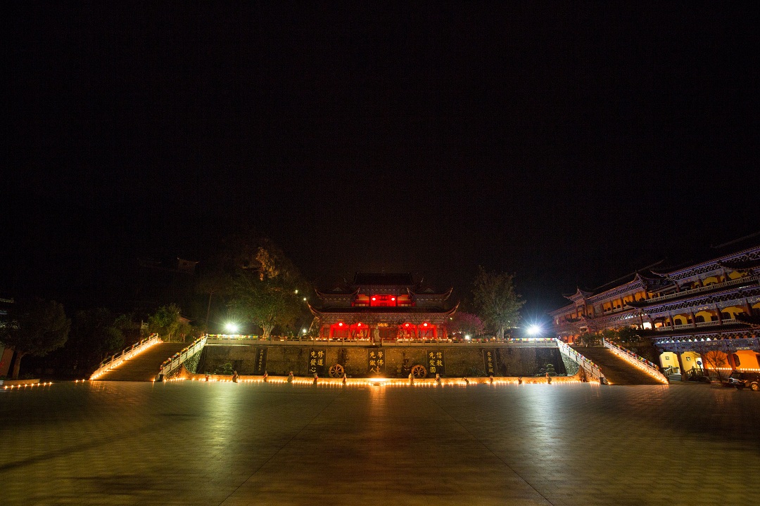 「万众」广东韶关东华禅寺举行万众供灯典礼