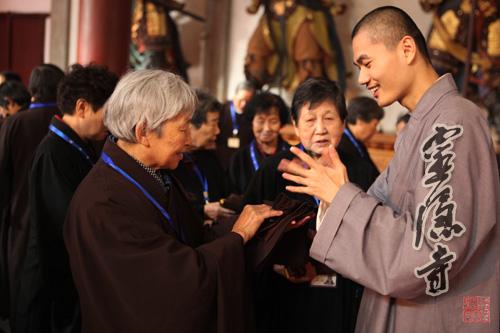 「灵隐寺」浙江灵隐寺三坛大戒法会第廿五天:讲比丘戒、和尚开示、菩萨居士习穿海青、搭衣 「灵隐寺」浙江灵隐寺三坛大戒法会第廿五天:讲比丘戒、和尚开示、菩萨居士习穿海青、搭衣
