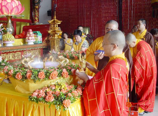 「佛教」广东四会六祖寺隆重举行浴佛节法会