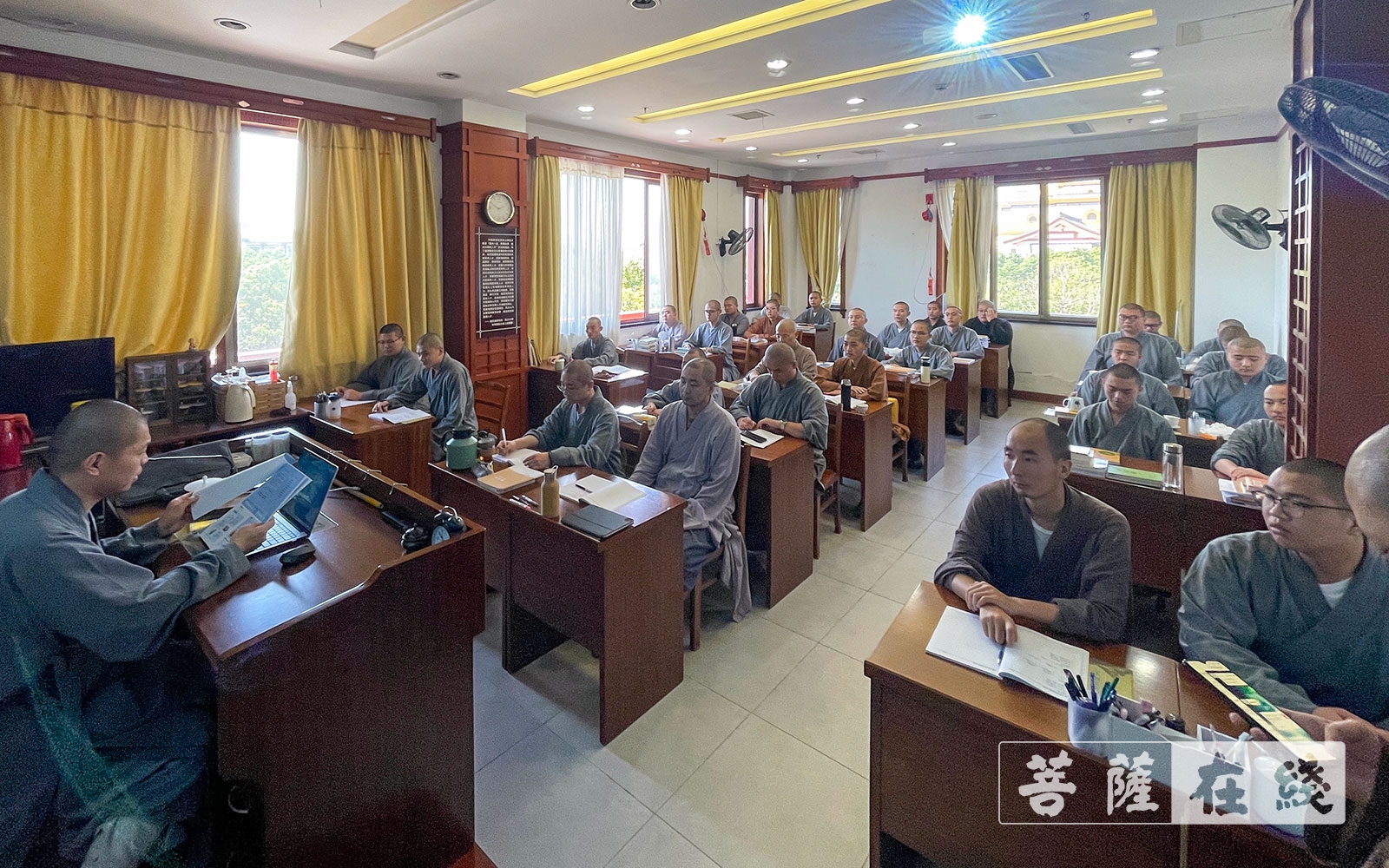「电信网络」中国佛学院普陀山学院组织各班学习《防范电信网络诈骗宣传手册》 「电信网络」中国佛学院普陀山学院组织各班学习《防范电信网络诈骗宣传手册》