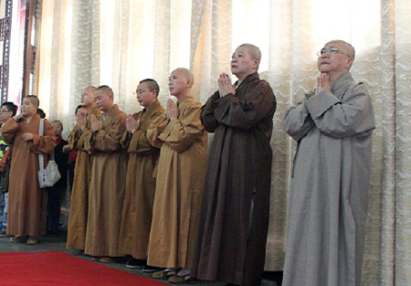 「佛教」新加坡自度庵贤祥法师一行到栖霞古寺瞻礼佛顶骨舍利