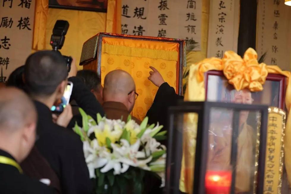 「佛教」万人追思明学长老 一代高僧封龛荼毗
