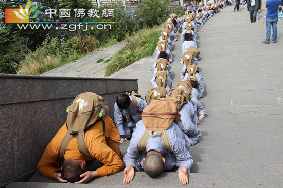 「佛教」大行无止 跪在坚持—净域寺惟俊法师带领信众朝拜普贤菩萨圆满
