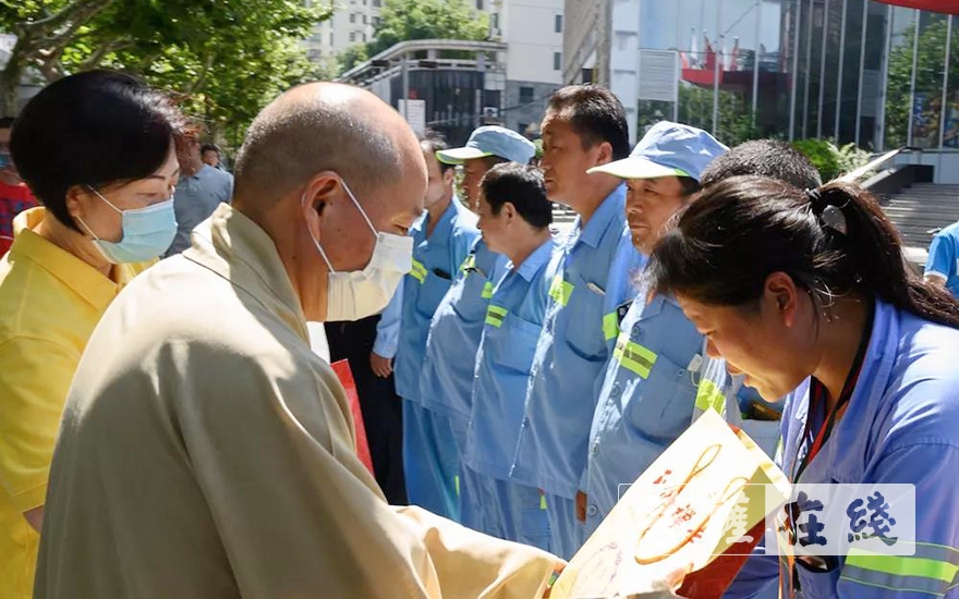 「高温慰问」上海玉佛禅寺、觉群文教基金会慰问交警及环卫工人