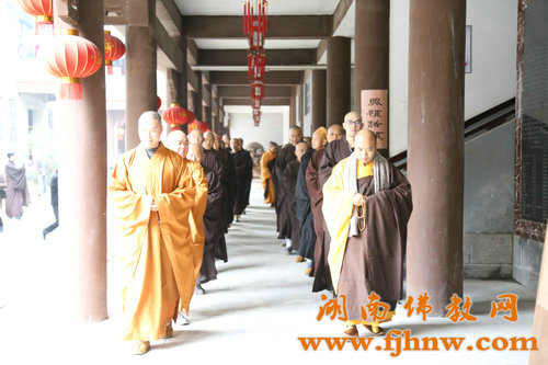 「佛教」湖南省佛教协会2015年传授二部僧戒法会广法寺(男众)举行结界洒净 「佛教」湖南省佛教协会2015年传授二部僧戒法会广法寺(男众)举行结界洒净