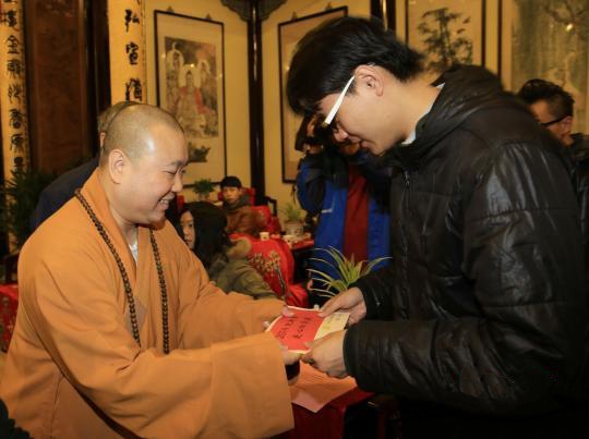 「慈善」爱撒新春：上海玉佛禅寺举行新春慈善助学活动