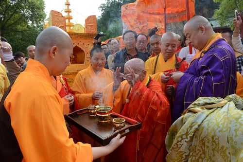 「佛教」江西大金山寺举行恭迎本老舍利供奉祈福大典
