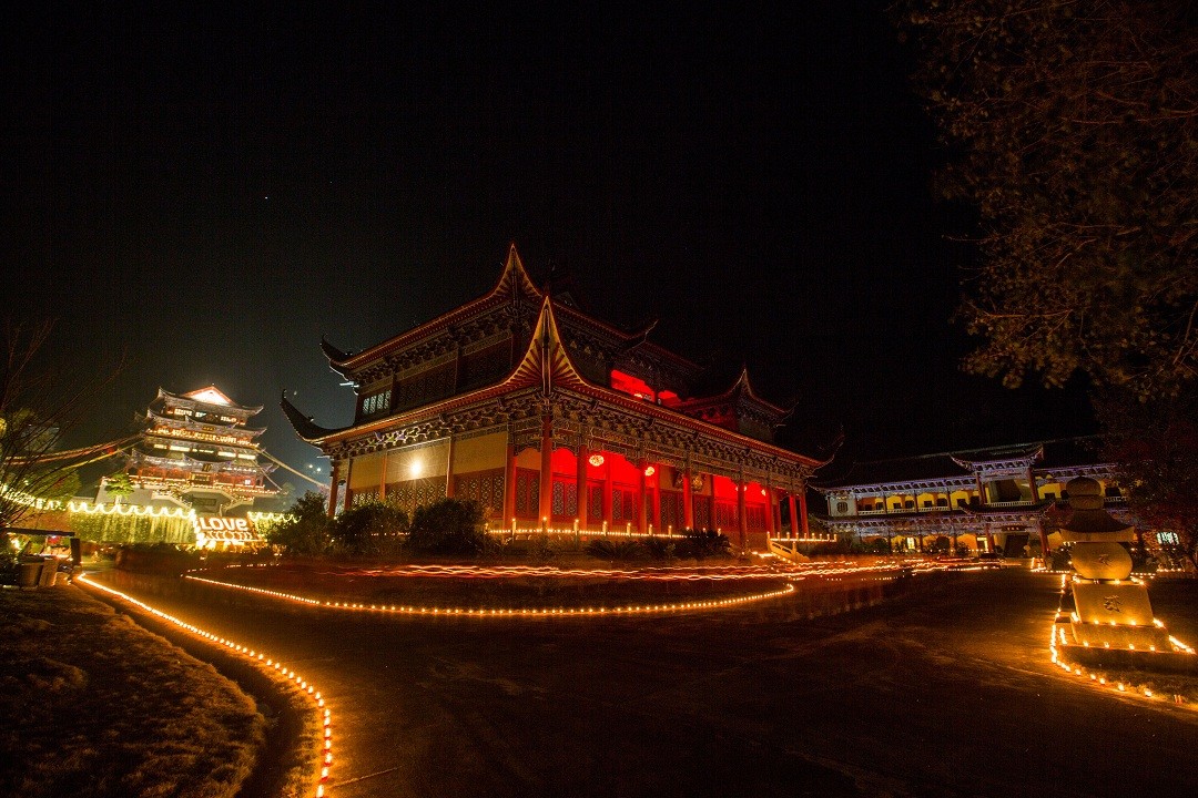 「万众」广东韶关东华禅寺举行万众供灯典礼