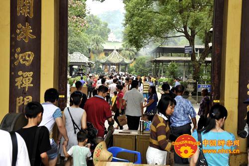 国庆节当天广东南华禅寺迎来近万名游客