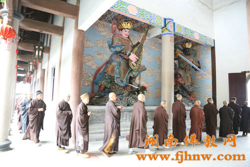 「佛教」湖南省佛教协会2015年传授二部僧戒法会广法寺(男众)举行结界洒净 「佛教」湖南省佛教协会2015年传授二部僧戒法会广法寺(男众)举行结界洒净