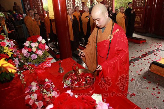 「佛教」中国佛学院隆重举行佛历2555年庆祝释迦佛圣诞浴佛法会