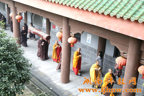 「佛教」湖南省佛教协会2015年传授二部僧戒法会广法寺(男众)举行结界洒净 「佛教」湖南省佛教协会2015年传授二部僧戒法会广法寺(男众)举行结界洒净