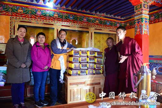 「佛教」中国佛教协会赴日喀则边境寺庙捐赠《十万颂》
