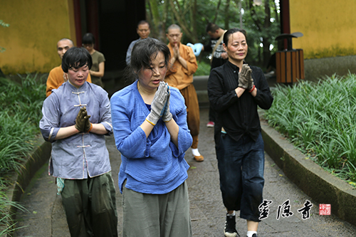 「普陀山」浙江灵隐寺方丈光泉大和尚率众三步一拜朝圣普陀山