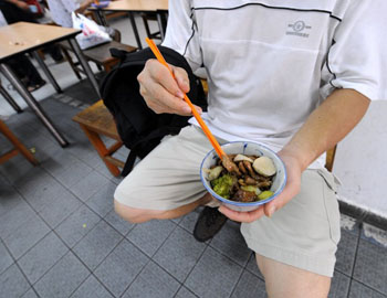 「佛教」新加坡经济危机 佛堂变食堂