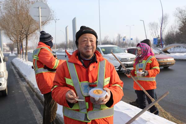 吉林省佛协在腊八当天举办免费派粥活动