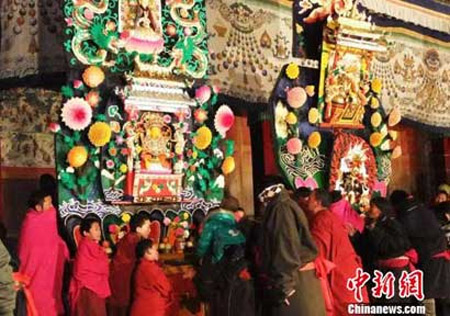 「拉卜楞寺」甘肃拉卜楞寺举办酥油灯会