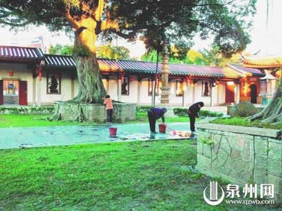 “老菩萨们”天天义务打扫寺院 善举引来众人敬佩