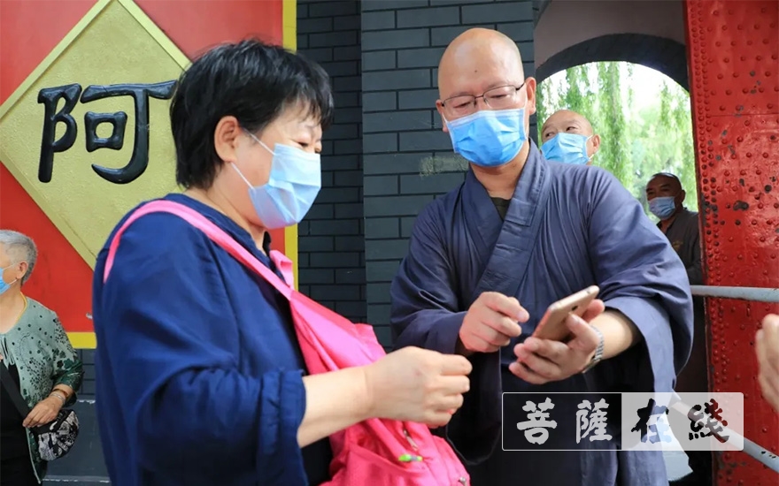 长春般若寺恢复开放首日举行升旗仪式