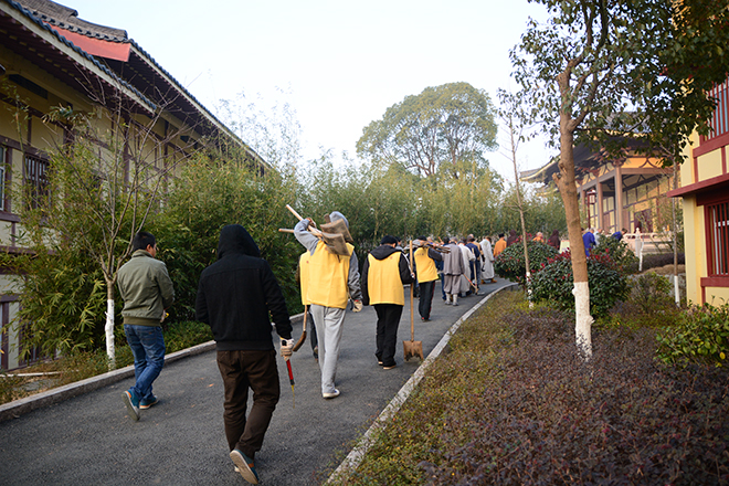 「东林寺」江西东林寺净土苑缁白二众出坡开荒除草 「东林寺」江西东林寺净土苑缁白二众出坡开荒除草