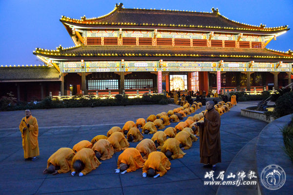 「佛教」峨眉山各寺举行佛事活动祈福恭祝元旦佳节