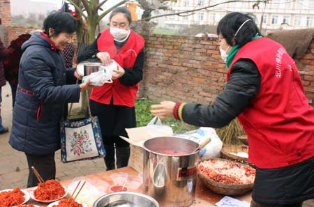 「年夜饭」元旦喜逢腊八 各地寺院施粥祈福迎新年