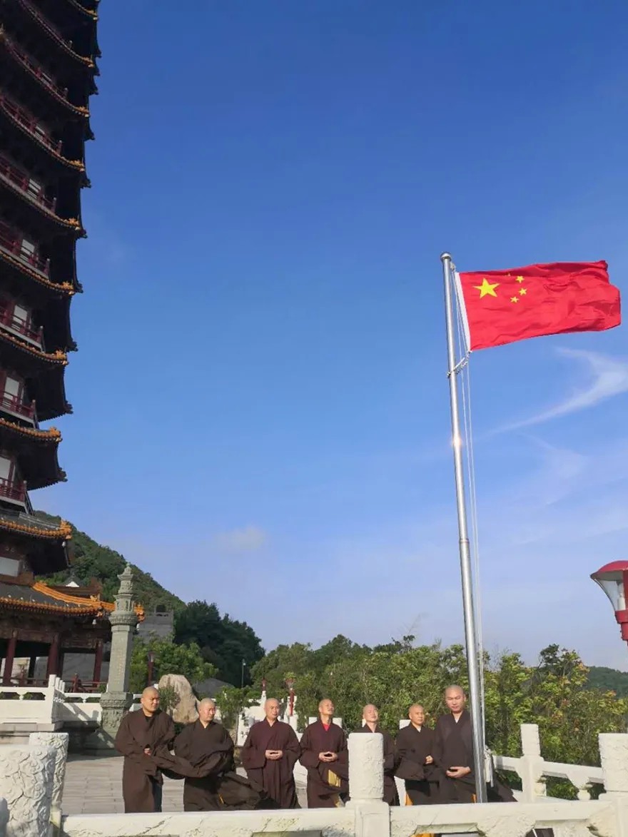 「升旗仪式」爱国爱教，普陀山等宗教场所恢复开放首日升国旗