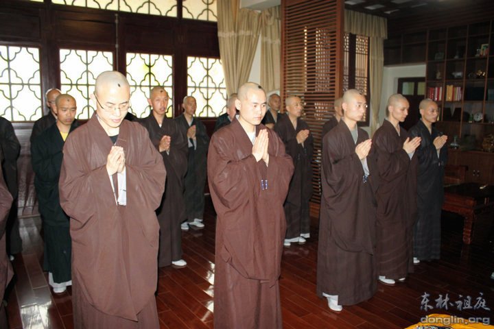 「东林寺」传印长老于佛诞节在东林寺为18位净人举行剃度仪式