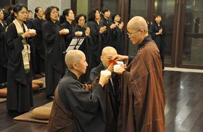 「圣严法师」台湾信行寺邀民众燃灯供佛缅怀法鼓山圣严法师