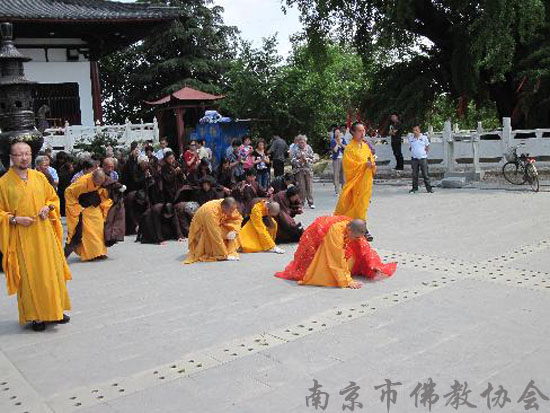 「佛教」南京惠济寺三位法师三步一拜朝礼普陀山