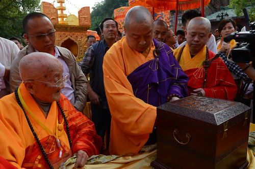 「佛教」江西大金山寺举行恭迎本老舍利供奉祈福大典
