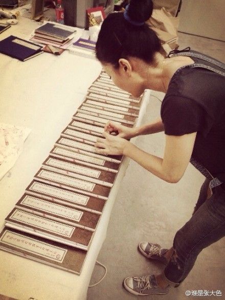 「王菲」王菲亲手钤印经书 馈赠有缘网友感恩众人 「王菲」王菲亲手钤印经书 馈赠有缘网友感恩众人