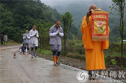「佛教」湖北咸宁无相寺僧人跪拜230里朝觐昌明老和尚舍利