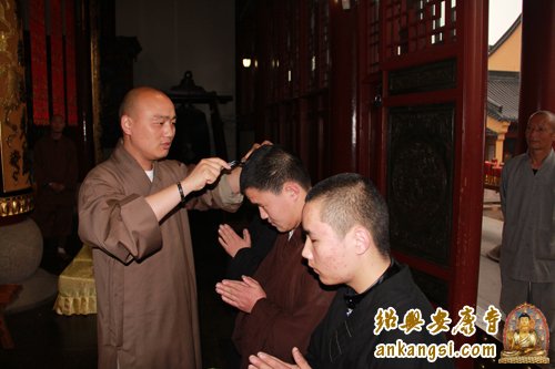 「佛教」浙江安康寺方丈法弘大和尚为三位善男子剃发出家