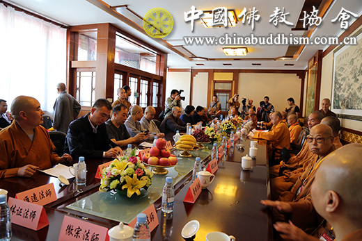 「佛教」两岸佛教界在五台山共同祈祷世界和平