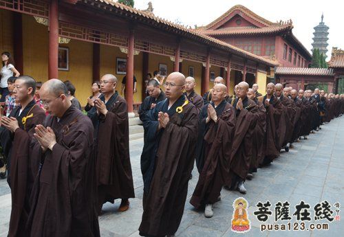 「佛教」河北柏林禅寺僧俗大众恭迎净慧长老遗骨舍利