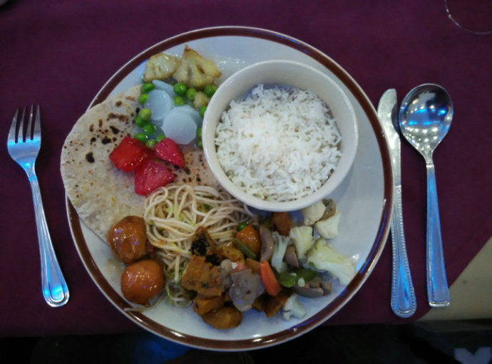 「印度教」印度朝圣——穿花衣的大白牛和素食自助餐撷影