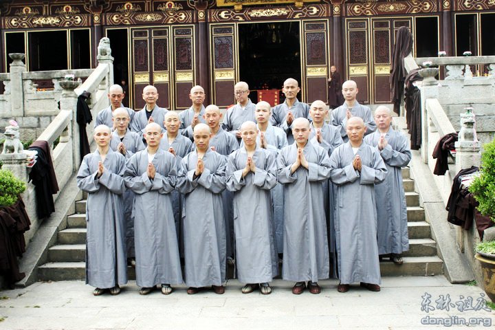 「东林寺」传印长老于佛诞节在东林寺为18位净人举行剃度仪式