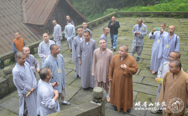 「普贤菩萨」四川峨眉山举行“行愿百人行　践行普贤愿”第十六期行愿慈善行