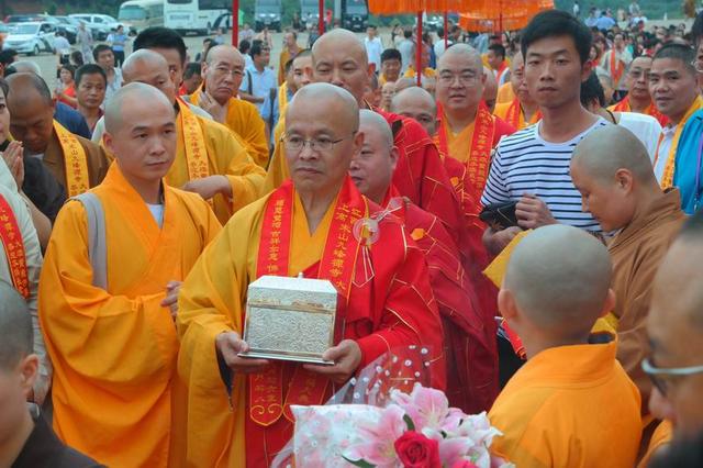 「佛教」江西上高九峰禅寺举行恭迎本老舍利供奉祈福大典